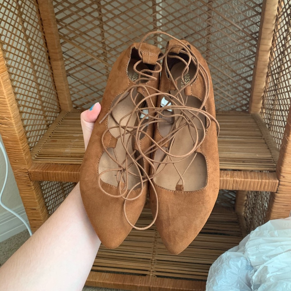 Lace-up pointed flats